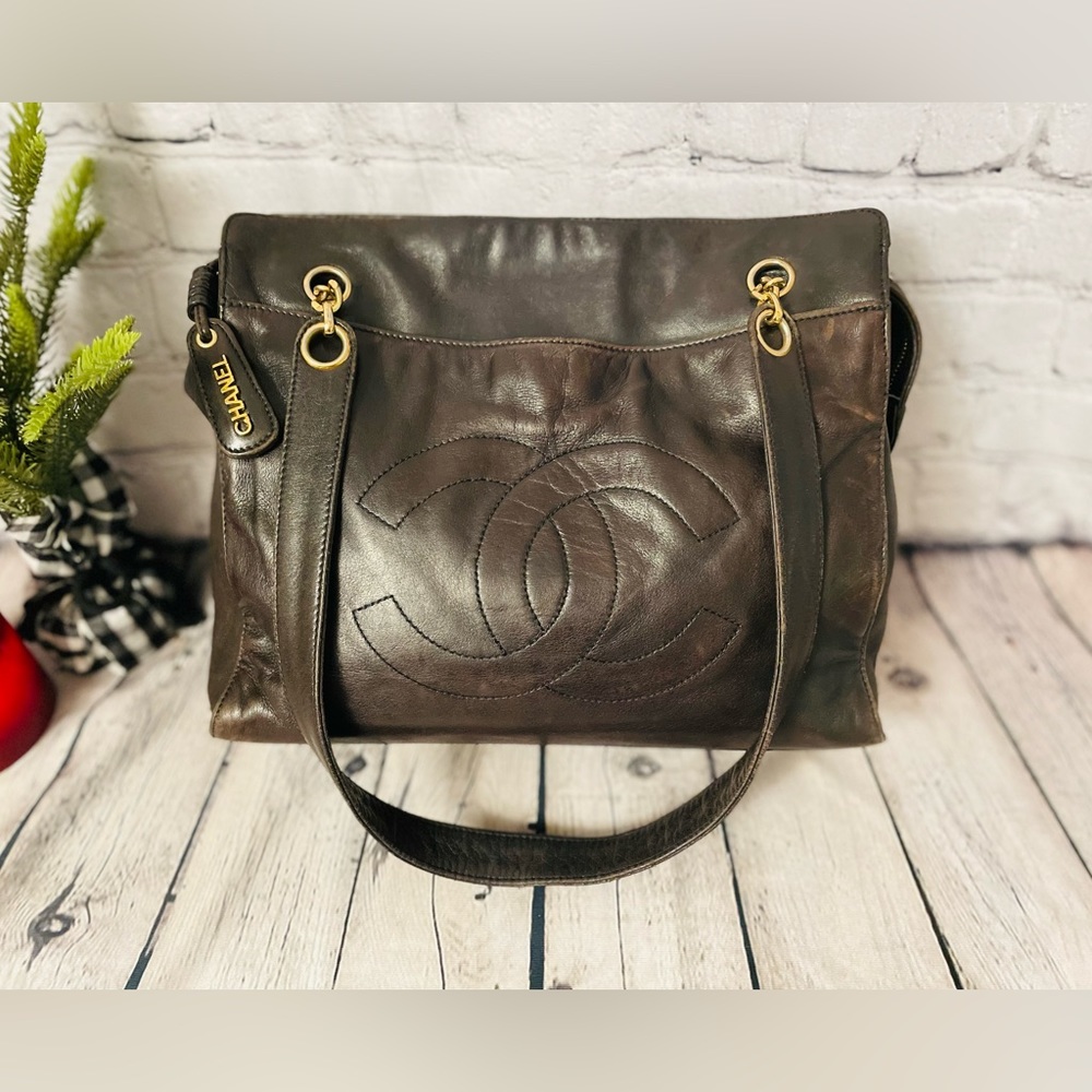 CHANEL AUTHENTIC Gorgeous Lambskin Leather Dark Brown CC Large Bag